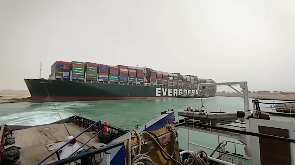 Tàu Ever Given bị mắc kẹt ở kênh đào Suez - Ảnh: BBC.