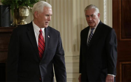 Phó tổng thống Mỹ Mike Pence (trái) và Ngoại trưởng Rex Tillerson tại một cuộc họp báo hồi tháng 5/2017 - Ảnh: Reuters.<br>
