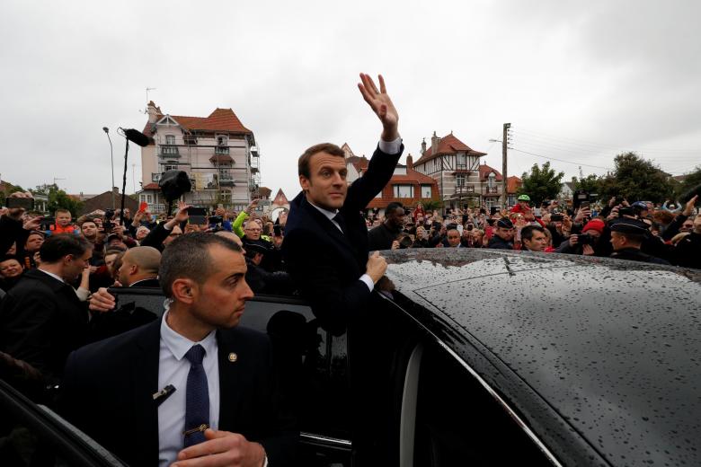 Ông Emmanuel Macron vẫy tay chào người ủng hộ khi rời điểm bỏ phiếu ở Le Touquet trong cuộc bầu cử Tổng thống Pháp ngày 7/5 - Ảnh: Reuters.<br>