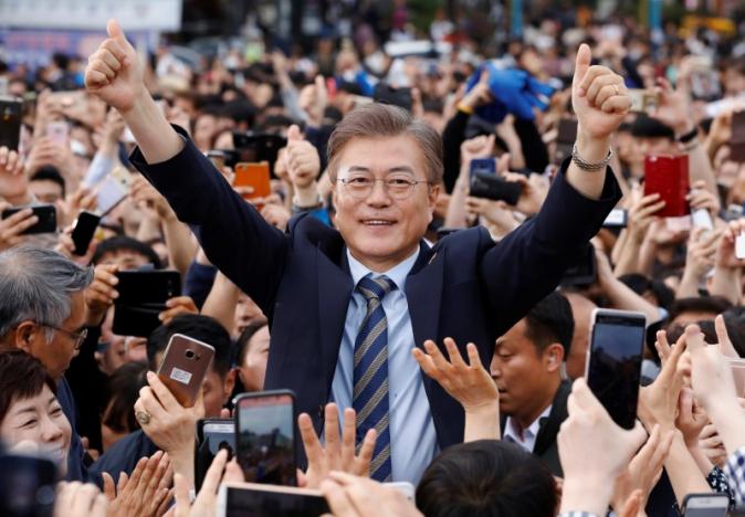 Ông Moon Jae-in, người được dự báo nhiều khả năng trở thành tân Tổng thống Hàn Quốc, trong một cuộc vận động tranh cử hôm 4/5 - Ảnh: Reuters.<br>
