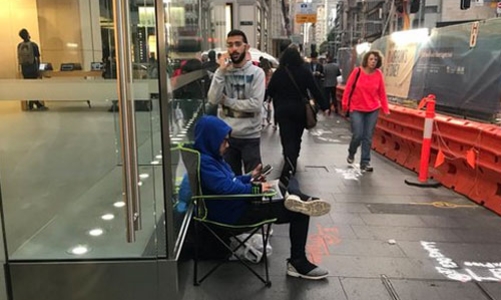 Cảnh xếp hàng lại tái diễn dù iPhone 8 còn chưa ra mắt