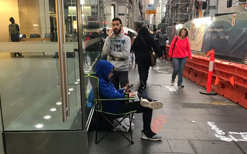 Xếp hàng chờ mua iPhone 8 bên ngoài cửa hiệu Apple Store ở Sydney, Australia - Ảnh: Luke Hopewell/Twitter.<br>