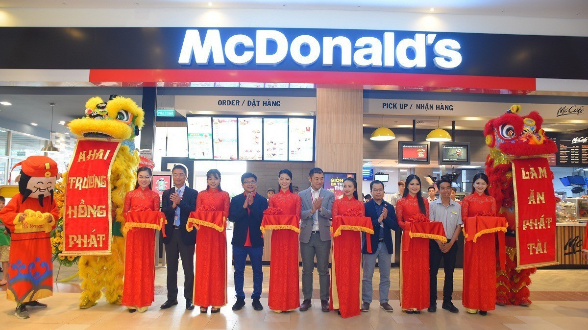Đại diện Ban lãnh đạo  McDonald’s Việt Nam và AEON Việt Nam cắt băng khánh thành chính thức đưa nhà hàng thứ 18 của McDonald’s vào hoạt động tại AEON Celadon Tân Phú.