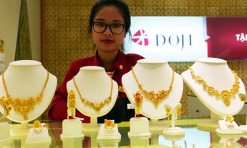 Giá vàng trong nước lao dốc theo thế giới