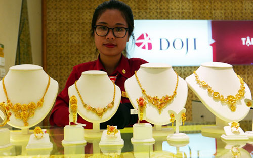 Vàng sụt giá do đồng USD hồi phục và nhu cầu mua vàng phòng ngừa rủi ro 
giảm sút khi căng thẳng trên bán đảo Triều Tiên tạm lắng.