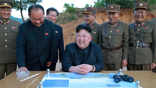Nhà lãnh đạo Triều Tiên Kim Jong Un bên các phụ tá - Ảnh: KCNA/CNBC.<br>