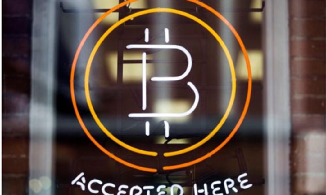Biển báo chấp nhận thanh toán bằng Bitcoin tại một cửa hiệu ở Toronto, Canada, tháng 5/2014 - Ảnh: Reuters.