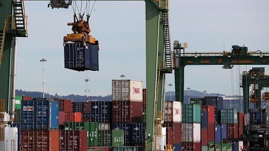 Những container hàng hóa ở cảng Oakland, Mỹ - Ảnh: Getty/CNBC.<br>
