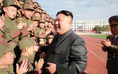 Nhà lãnh đạo Triều Tiên Kim Jong Un thăm một học viện quân sự nước này. Ảnh do hãng thông tấn trung ương Triều Tiên công bố hôm 13/10 - Ảnh: KCNA/Reuters.<br>