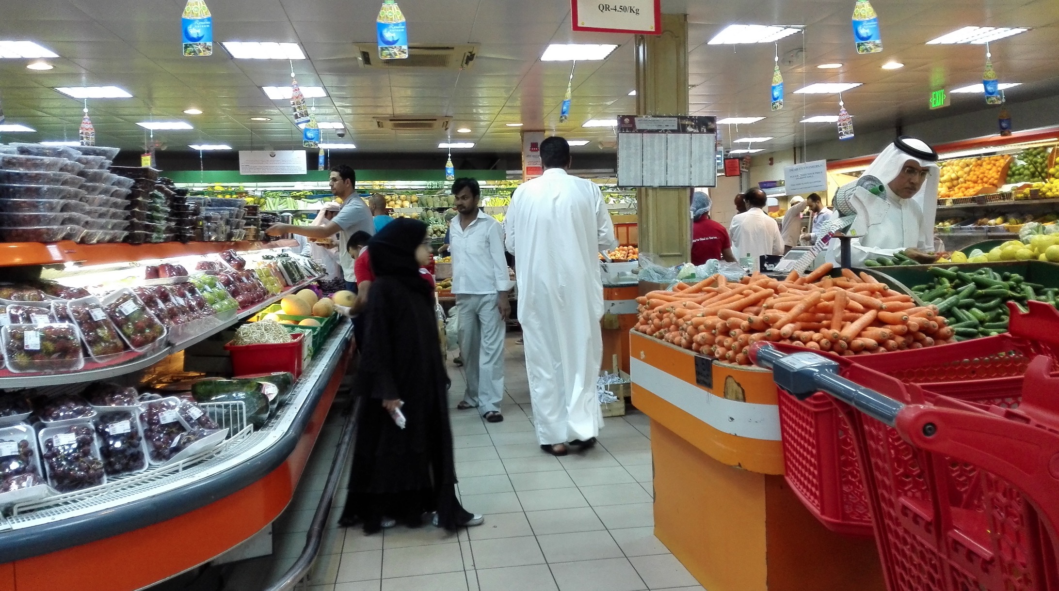 Bên trong một siêu thị ở Doha, Qatar. Bị láng giềng cấm vận, nước này đã phải nỗ lực tìm các nguồn cung hàng hóa thay thế.<br>