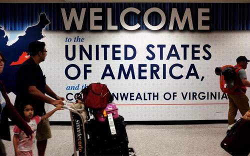 Hành khách sau khi làm xong thủ tục nhập cảnh và hải quan tại sân bay quốc tế Dulles, bang Virginia, Mỹ, hôm 24/9 - Ảnh: Reuters.<br>