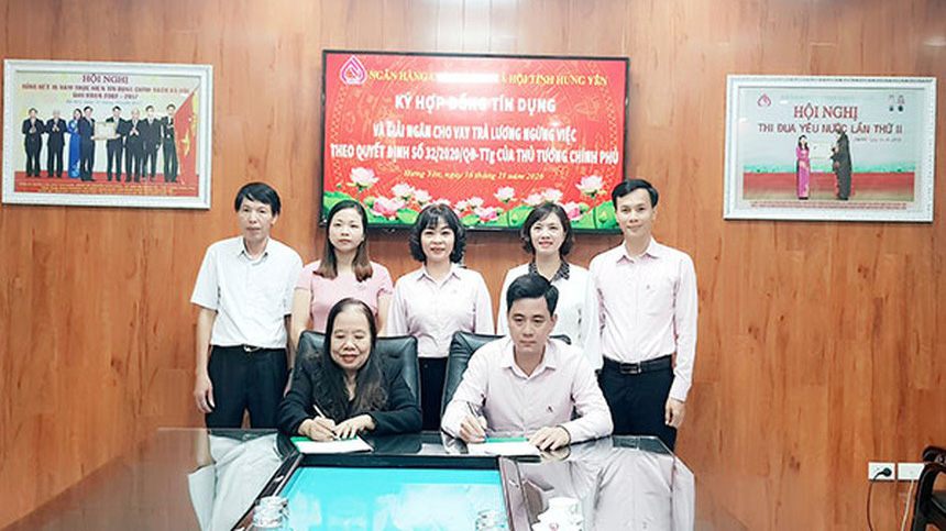 Ngân hàng Chính sách xã hội tỉnh Hưng Yên ký hợp đồng tín dụng với khách hàng được vay vốn.
