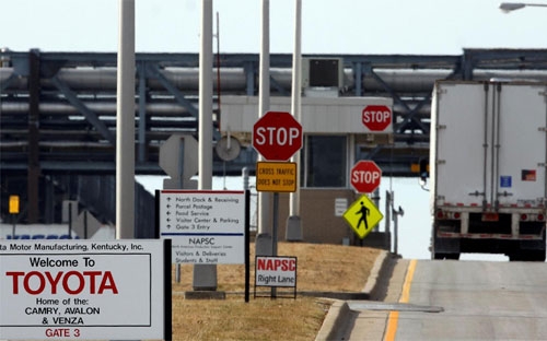 Lối vào nhà máy của hãng Toyota ở Georgetown, Kentucky, Mỹ - Ảnh: Reuters.<br>