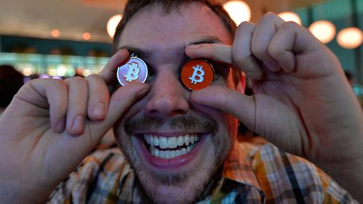 Bất ổn chính trị trên toàn cầu đã khiến nhiều nhà đầu tư tìm đến Bitcoin như một tài sản an toàn - Ảnh: Getty/CNBC.<br>