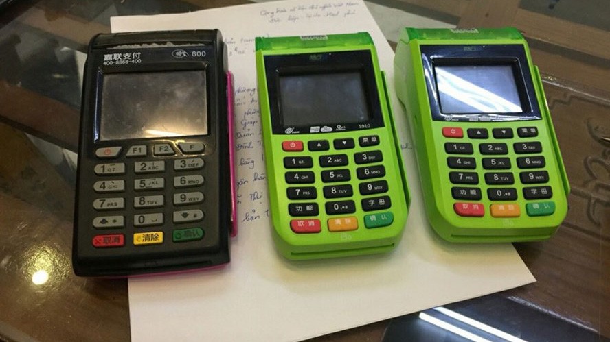 3 máy POS trái phép của thương nhân Trung Quốc bị bắt giữ tại Hạ Long - Ảnh: LĐ.