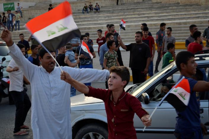 Người dân Iraq vui vừng trước tin thành phố Mosul được giải phóng khỏi IS - Ảnh: Reuters.<br>