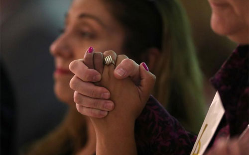 Người dân Las Vegas trong một buổi lễ ngày 3/10 tưởng niệm các nạn nhân vụ xả súng - Ảnh: Reuters.<br>