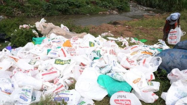 Những chiếc túi ni lông đựng hàng hóa bị vứt bỏ tại một bãi rác ở Kenya - Ảnh: Getty/BBC.<br>