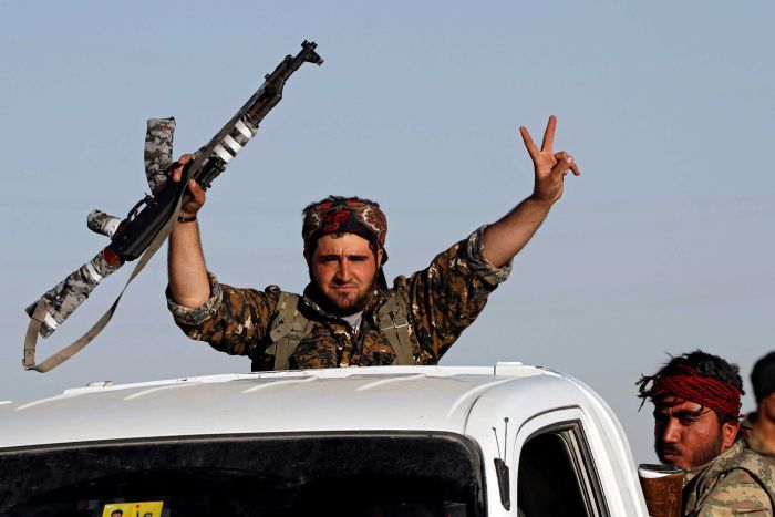 Một chiến binh SDF ăn mừng chiến thắng IS trên đường phố Raqqa ngày 17/10 - Ảnh: Reuters.<br>