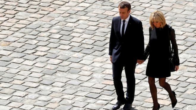 Tổng thống Pháp Emmanuel Macron và vợ, bà Brigitte Macron - Ảnh: Reuters/BBC.<br>