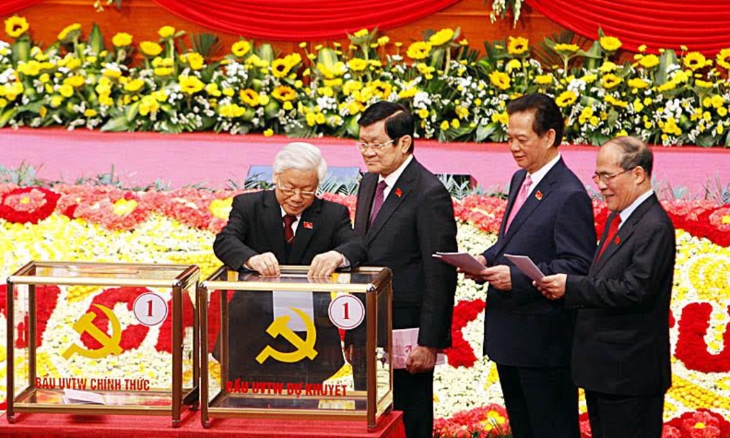 Sáng 26/1, các vị đại biểu dự Đại hội Đảng 12 đã bỏ phiếu bầu Ban Chấp hành Trung ương khoá 12, với 220 ứng viên để bầu 180 uỷ viên chính thức và 26 ứng viên để bầu 20 uỷ viên dự khuyết.