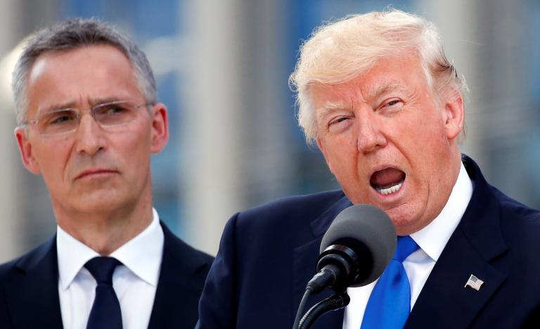Tổng thư ký NATO Jens Stoltenberg (trái) lắng nghe khi Tổng thống Mỹ Donald Trump phát biểu tại trụ sở NATO ở Brussels, Bỉ ngày 25/5 - Ảnh: Reuters.<br>