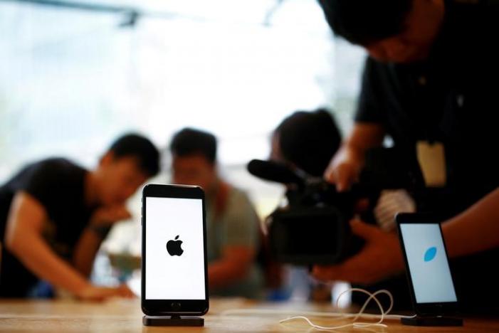 Điện thoại iPhone trong một cửa hiệu bán lẻ của Apple ở Bắc Kinh, Trung Quốc, tháng 9/2016 - Ảnh: Reuters.<br>