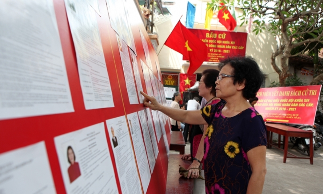 Người dân xem danh sách những người ứng cử tại đơn vị bầu cử số 3, phường Bưởi, quận Tây Hồ, Hà Nội - Ảnh: BGT.