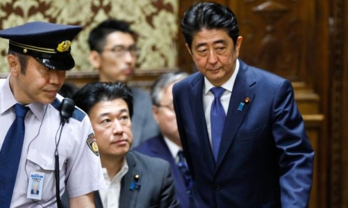 Hàng loạt bê bối đe dọa tương lai Thủ tướng Nhật