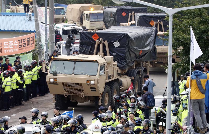 Bệ phóng của lá chắn tên lửa THAAD được đưa đến căn cứ Seongju, Hàn Quốc ngày 6/9 - Ảnh: Yonhap/EPA/Bloomberg.<br>