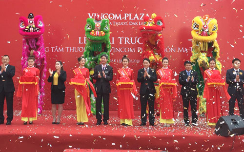 Nghi thức cắt băng khánh thành Vincom Plaza Buôn Ma Thuột.<br>