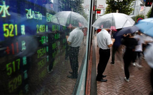 Một bảng điện tử hiển thị giá cổ phiếu ở Tokyo, Nhật Bản, tháng 8/2016 - Ảnh: Reuters.<br>