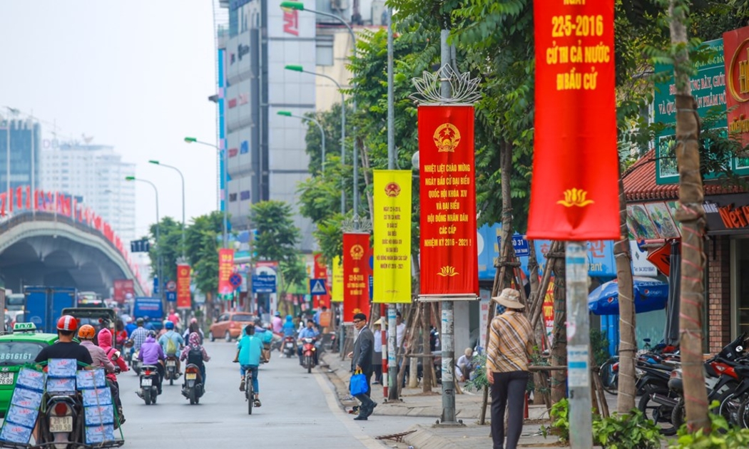 Đường phố Hà Nội được trang hoàng trong dịp bầu cử - Ảnh: TTXVN.