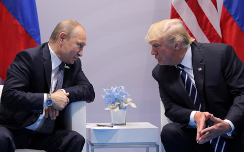 Tổng thống Mỹ Donald Trump (phải) và Tổng thống Nga Vladimir Putin trong cuộc gặp tại Hamburg, Đức, tháng 7/2017 - Ảnh: Reuters.<br>