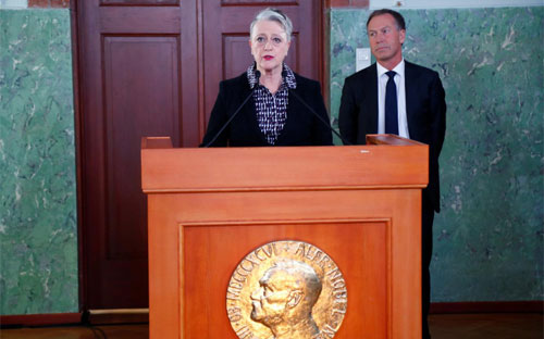 Chủ tịch Ủy ban Nobel Na-Uy, bà <span class="Image_caption_KoNH1" data-reactid="37">Berit Reiss-Andersen, công bố giải Nobel Hòa bình 2017, Oslo, ngày 6/10 - Ảnh: Reuters.<br></span>