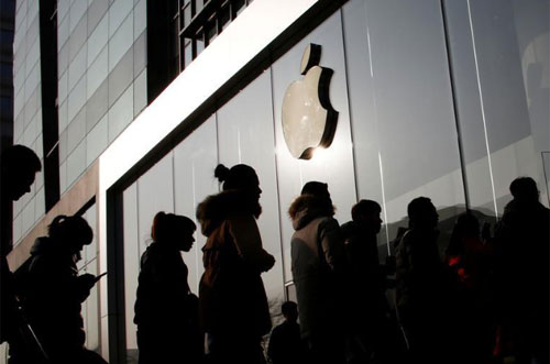 Khách hàng đứng đợi trước cửa một cửa hiệu Apple Store ở Bắc Kinh, Trung Quốc, tháng 1/2017 - Ảnh: Reuters.<br>