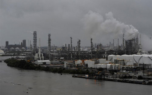 Một khu vực lọc dầu của Mỹ bên Vịnh Mexico hôm 27/8 - Ảnh: Reuters.<br>