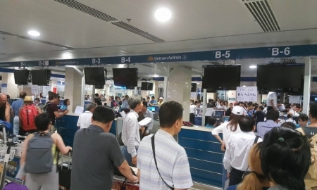 Cảnh xếp hàng tại sân bay sau sự cố tin tặc tấn công một số hệ thống công nghệ thông tin hàng không và một số trang mạng của Việt Nam, trong đó có trang mạng www.vietnamairlines.com vào ngày 29/7 vừa qua.<br>