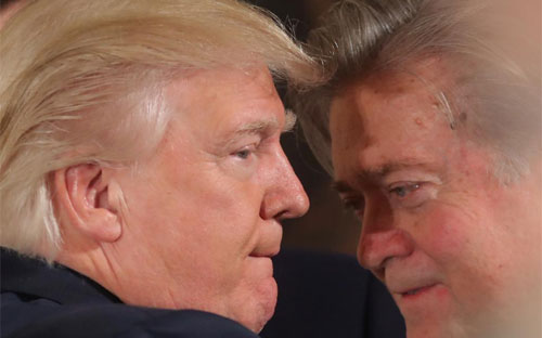 Tổng thống Mỹ Donald Trump và chiến lược gia Steve Bannon trong một cuộc nói chuyện ở Nhà Trắng vào tháng 1/2017 - Ảnh: Reuters.<br>