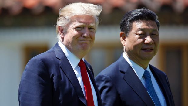 Tổng thống Mỹ Donald Trump (trái) và Chủ tịch Trung Quốc Tập Cận Bình trong cuộc gặp ở Florida, Mỹ, tháng 4/2017 - Ảnh: AP.<br>