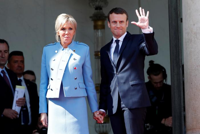 Tân Tổng thống Pháp Emmanuel Macron và phu nhân Brigitte Trogneux trong lễ nhậm chức của ông Macron ở Paris ngày 14/5 - Ảnh: Reuters.<br>