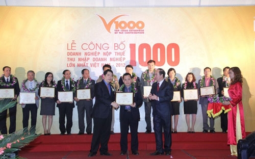 Ông Phùng Đắc Quang - Giám đốc Tổ chức và Đối ngoại Toàn quốc đại diện Công ty TNHH Dầu Thực vật Cái Lân nhận Chứng nhận V1000.