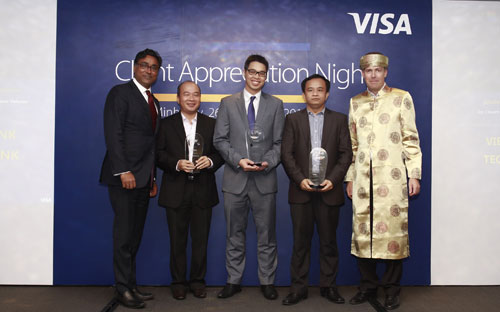 Đây cũng là động lực để Techcombank tiếp tục cải tiến nhằm mang đến những sản phẩm - dịch vụ đa dạng, chất lượng tốt, giao dịch thuận tiện cùng các giá trị gia tăng thiết thực đáp ứng nhu cầu khác nhau của khách hàng. 