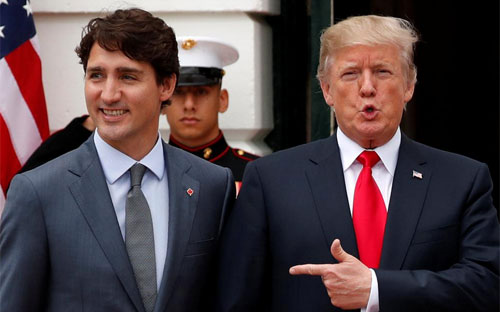 Tổng thống Mỹ Donald Trump (phải) và Thủ tướng Canada Justin Trudeau tại Nhà Trắng ngày 11/10 - Ảnh: Reuters.<br>