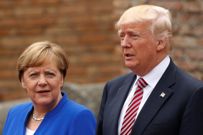 Thủ tướng Đức Angela Merkel (trái) và Tổng thống Mỹ Donald Trump tại hội nghị thượng đỉnh G7 ở Sicily, Italy ngày 26/5 - Ảnh: Reuters.<br>