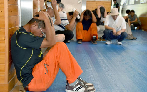 Người dân ở thị trấn Kotoura, Nhật Bản trong cuộc diễn tập phòng khả năng Triều Tiên phóng tên lửa về đảo Guam - Ảnh: Reuters.<br>