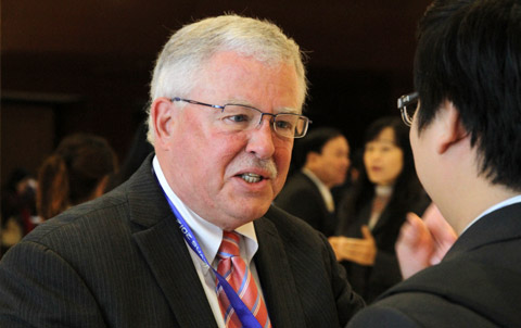 GS. Carl Thayer hiện làm việc tại Học viện Quốc phòng Australia, thuộc Đại học New South Wales.