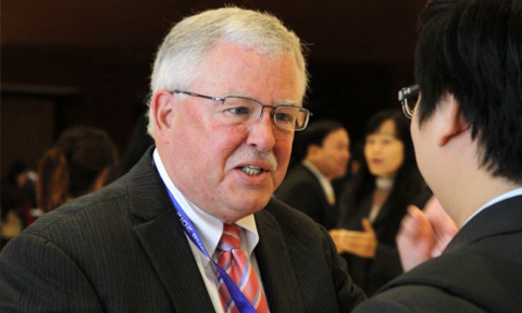 GS. Carl Thayer hiện làm việc tại Học viện Quốc phòng Australia, thuộc Đại học New South Wales.