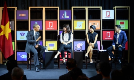 Ba nhân vật tham gia đối thoại với ông Obama là Lê Hoàng Uyên Vy (Giám đốc điều hành Adayroi.com, thuộc tập đoàn Vingroup), Đỗ Thị Thúy Hằng (Phó giám đốc phụ trách Phát triển kinh doanh và Quan hệ đối ngoại tại Seedcom) và Khoa Phạm (Giám đốc Pháp lý và Quan hệ đối ngoại cho lãnh đạo cấp cao Microsoft Việt Nam).