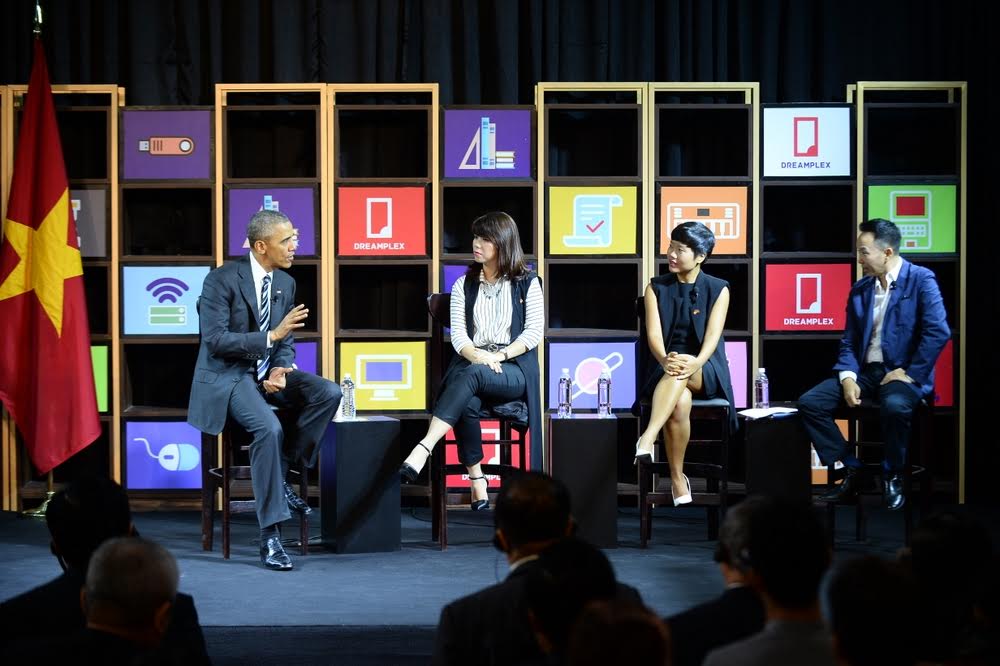 Ba nhân vật tham gia đối thoại với ông Obama là Lê Hoàng Uyên Vy (Giám đốc điều hành Adayroi.com, thuộc tập đoàn Vingroup), Đỗ Thị Thúy Hằng (Phó giám đốc phụ trách Phát triển kinh doanh và Quan hệ đối ngoại tại Seedcom) và Khoa Phạm (Giám đốc Pháp lý và Quan hệ đối ngoại cho lãnh đạo cấp cao Microsoft Việt Nam).